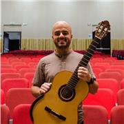 Profesor de Guitarra, piano básico, canto básico. Tengo amplia experiencia en la enseñanza musical y versatilidad musical